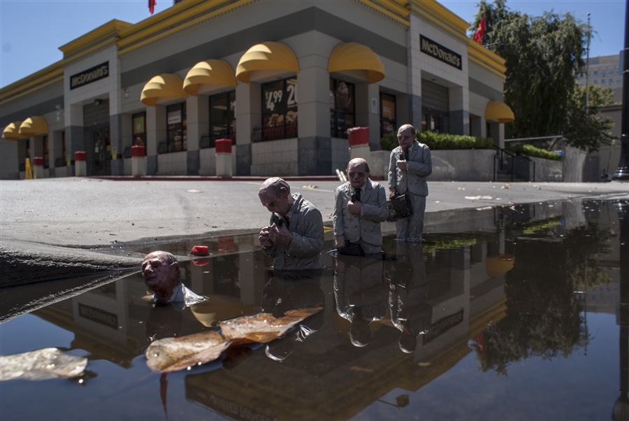 Follow the leaders. San Jose, EEUU. Cement Eclipses -By Isaac Cordal 2013 in 5