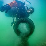 Fredrik-diving-car-tyre_photographer_Oskar_Kihlborg