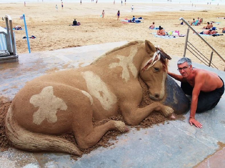 Incredibly-realistic-sand-sculpture-...-made-by-Spanish-Basque-artist-Andoni-Bastarrika-2-horse.jpg