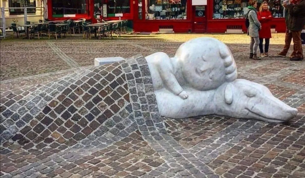 A Timeless Tale of Friendship Immortalized in Antwerp